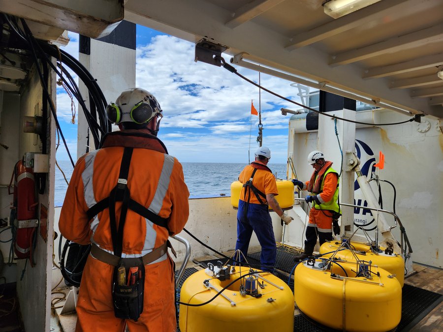 2023-11-28 Tangaroa crew deploying an OBS (K Bosman)